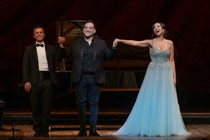 Nadine Sierra en el Teatro Colón, en el saludo junto al pianista y el tenor argentino Diego Bento. Foto de prensa gentileza Juanjo Bruzza.
