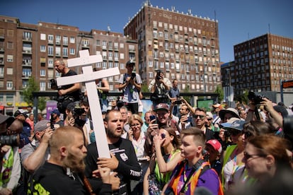 Un grupo de personas sostienen una cruz y libros religiosos entre los participantes a la marcha del Orgullo en Budapest, este sábado.