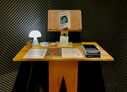 Una de las instalaciones de la exposición 'Lamento silencioso' permite a los visitantes grabar con su voz fragmentos de la novela 'Actos humanos' de la premio Nobel Han Kang.