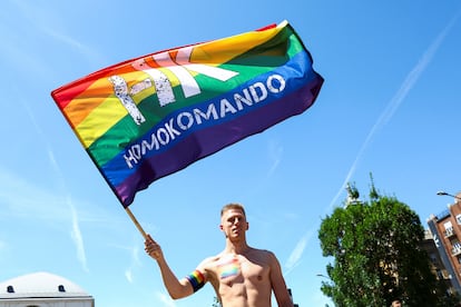 Un hombre sostiene una bandera el día de la marcha del Orgullo de Budapest, este sábado.
