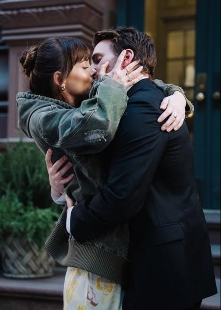 Dakota Johnson y Chris Evans en la comedia romántica. Foto UIP