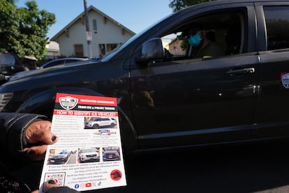 Un activista distribuye un folleto 'Cómo identificar los vehículos de ICE' a los habitantes de Los Ángeles, el 16 de junio.