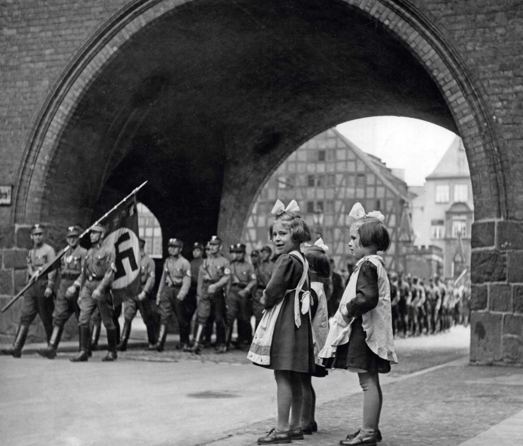 Desfile militar nazi por las calles de Gdansk