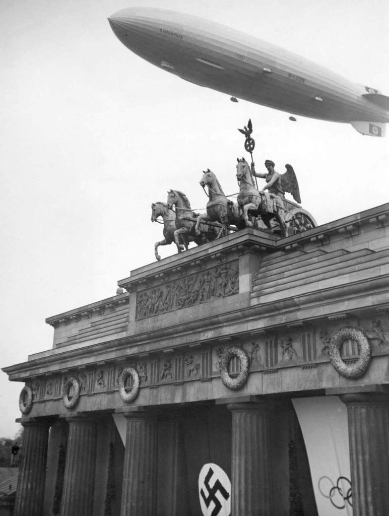 Dirigible Hindenburg sobre la Puerta de Brandenburgo