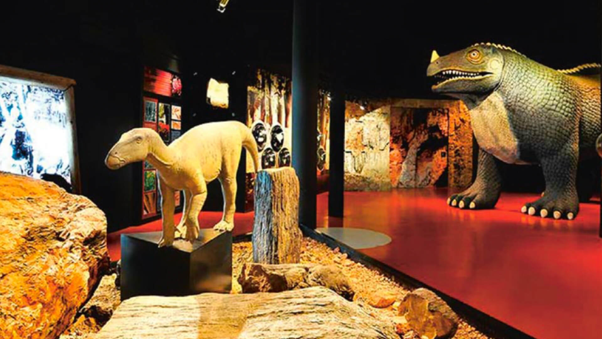 Reconstrucción «oweniana» (al fondo) y moderna (al frente) del dinosaurio Iguanodon. Sede «Bosque Pétreo» de Dinópolis en Castellote (Teruel, España).