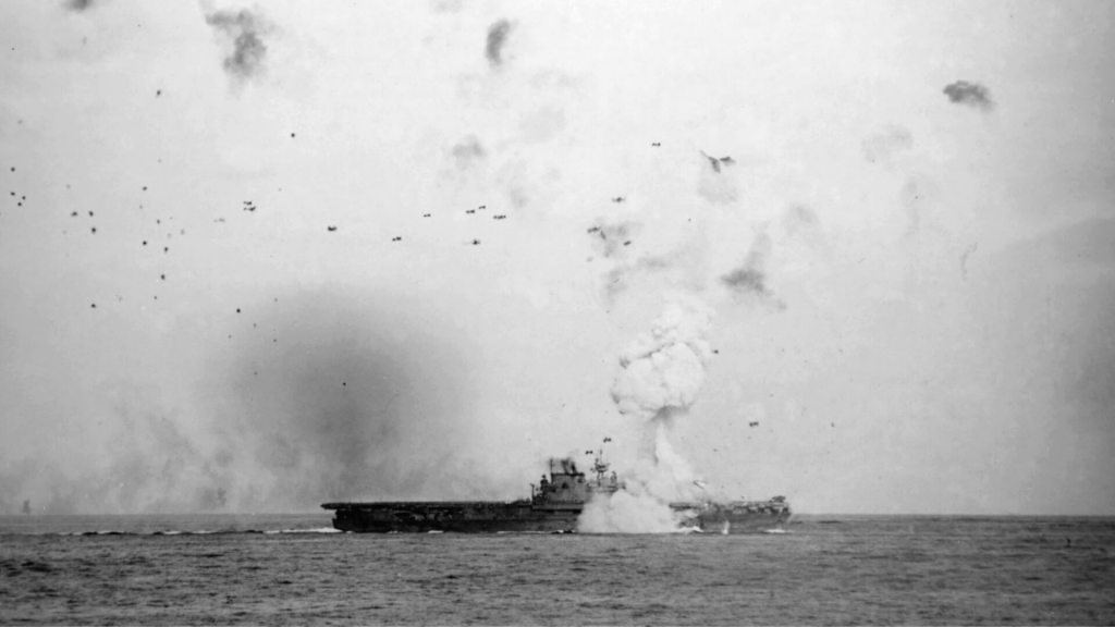 El portaaviones estadounidense USS Enterprise (CV-6) es alcanzado por un avión kamikaze japonés cargado con explosivos el 14 de mayo de 1945. La detonación, ocurrida seis cubiertas bajo la superficie, lanzó el elevador delantero a más de 120 metros de altura. Fue uno de los ataques suicidas más graves sufridos por la flota estadounidense en el Pacífico.