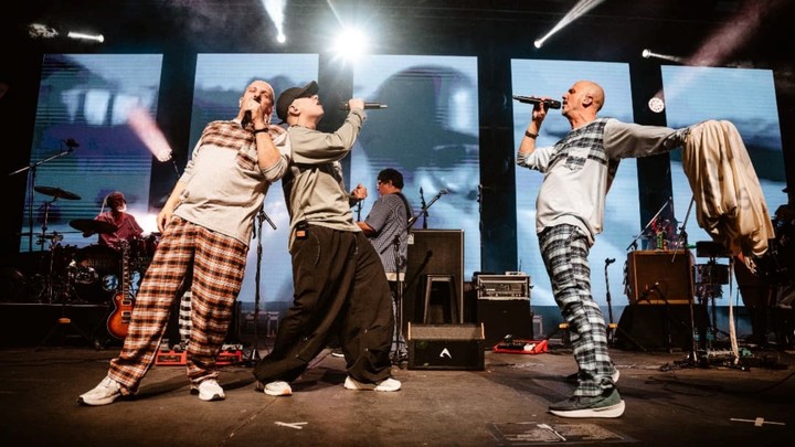 Willy Bronca junto a La Bersuit. 