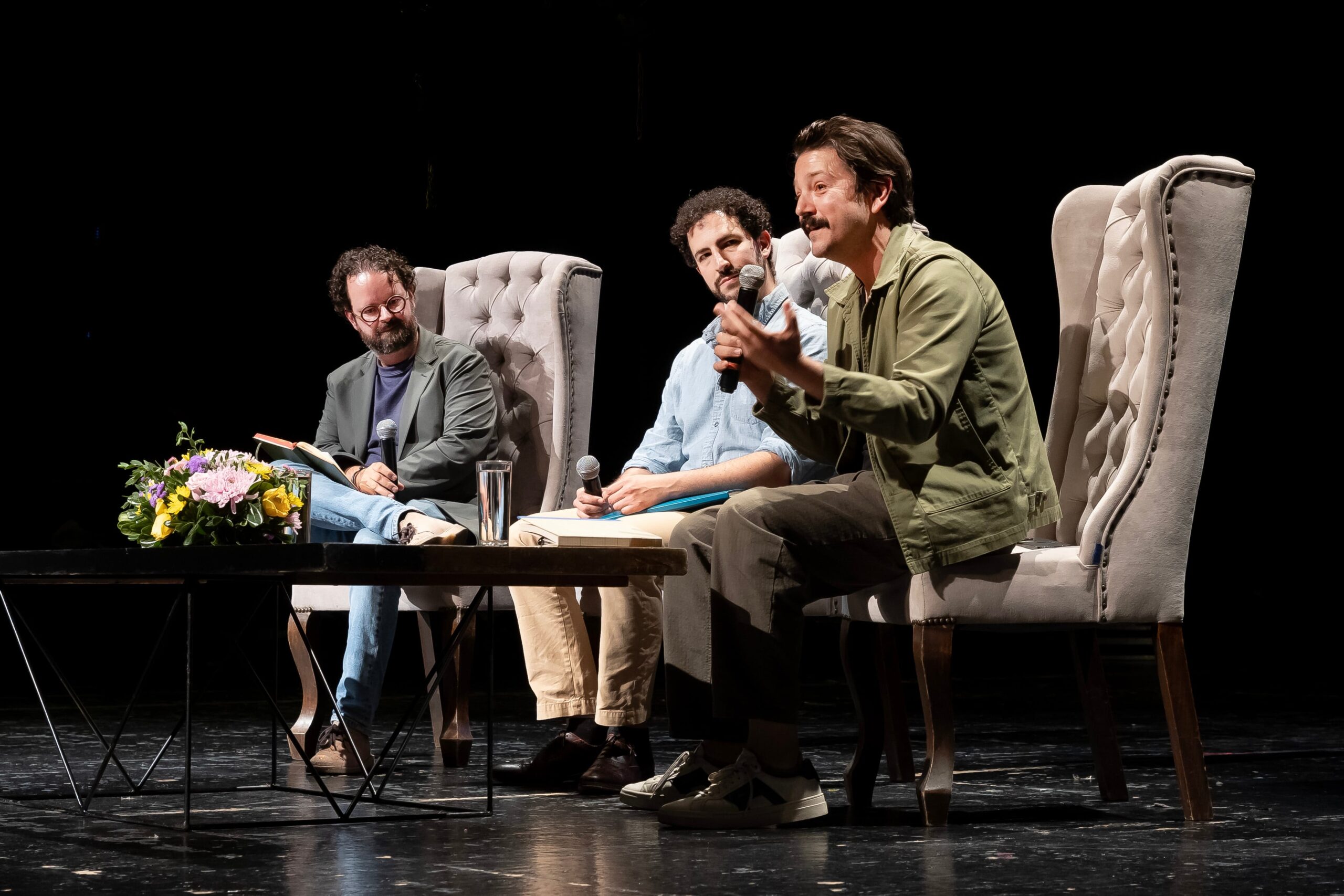 Javier Lafuente, Diego del Río y Diego Luna durante un conversatorio en el marco del Hay Festival 2025 en la ciudad de Santiago de Querétaro, el 7 de septiembre de 2025.