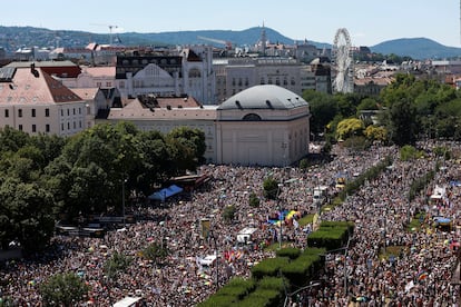 Miles de personas participan en la marcha del Orgullo en el centro de Budapest, este sábado.