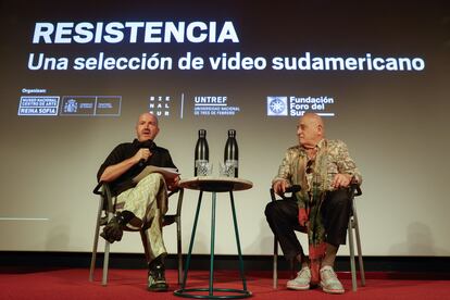 El director del Museo Reina Sofía, Manuel Segade, y el director general de BienalSur, Aníbal Jozami, presentan la exposición 'Resistencia'.