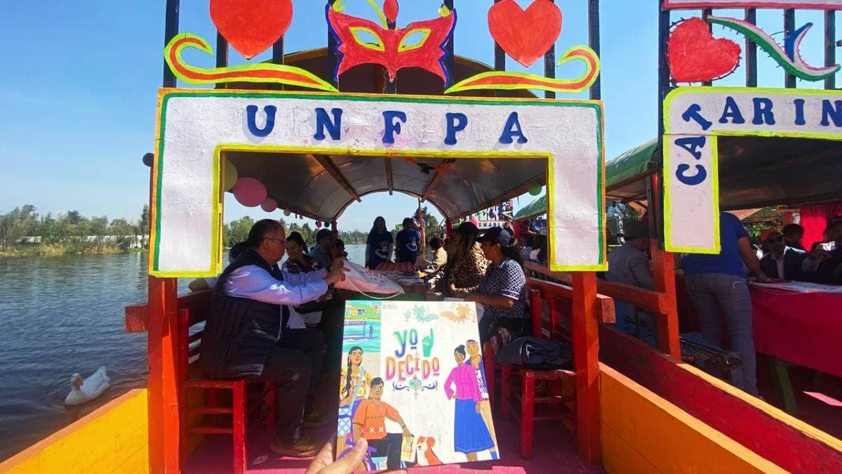 Llevan educación sexual en trajineras a Xochimilco