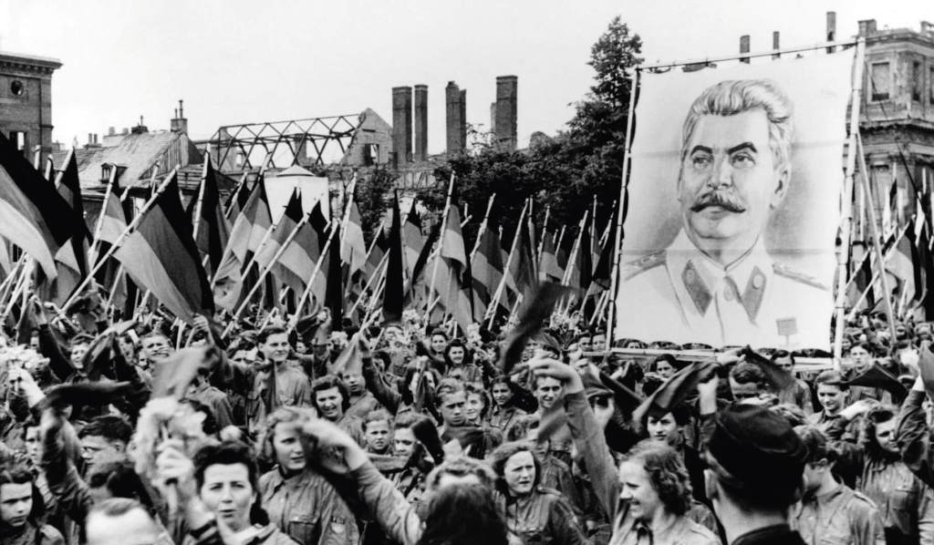 Efigie de Stalin en un cartel durante una manifestación en 1950