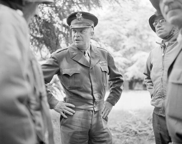 Eisenhower charla con los soldados de la 1ª División en Normandía