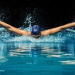 La natación es un deporte que ofrece múltiples beneficios y es ideal para personas de todas las edades