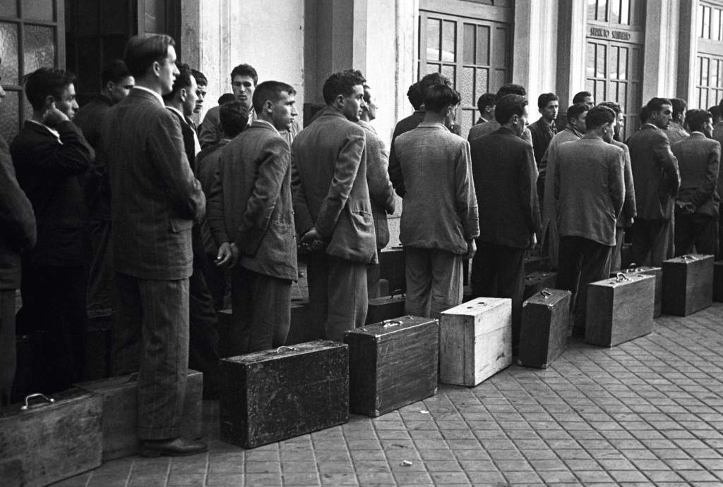 Emigrantes españoles esperan un tren a Bélgica en 1957