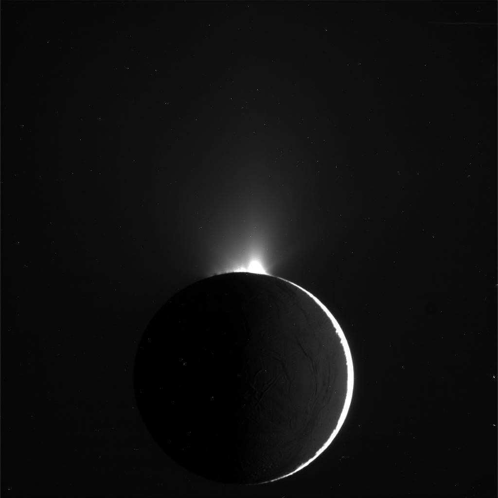 La nave espacial Cassini ha superado con buena salud el sobrevuelo de Encélado, la luna de Saturno, y ha estado enviando a la Tierra imágenes y datos del encuentro. 