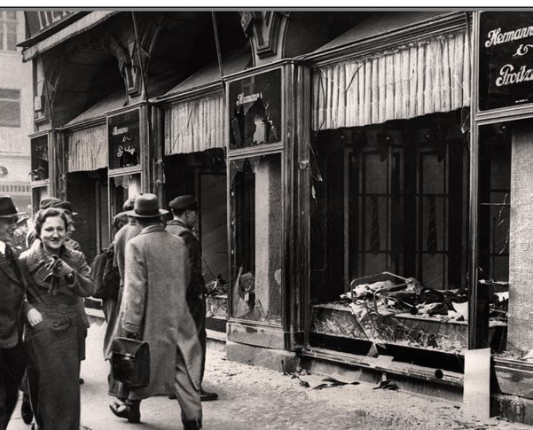 Escaparate judío destrozado en la Kristallnacht