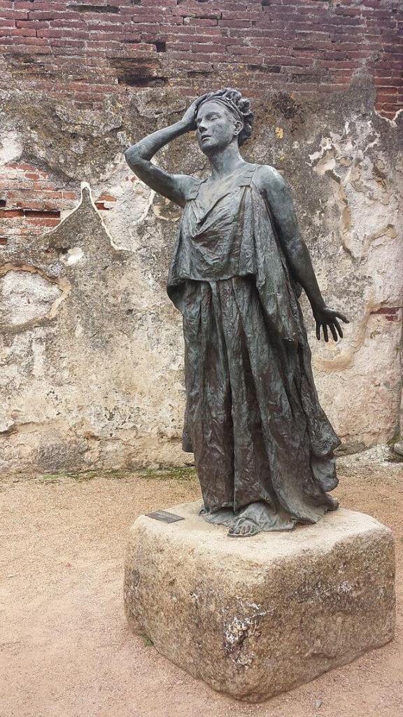 Estatua de Margarita Xirgu como Medea en el Teatro romano de Mérida