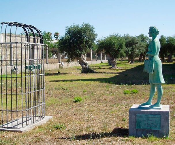 Estatua en el exterior del penal del Puerto de Santa María