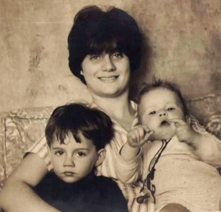 Adelaida Mangani, junto a sus dos hijos: Gabriel (Vicentico) y Ariadna.