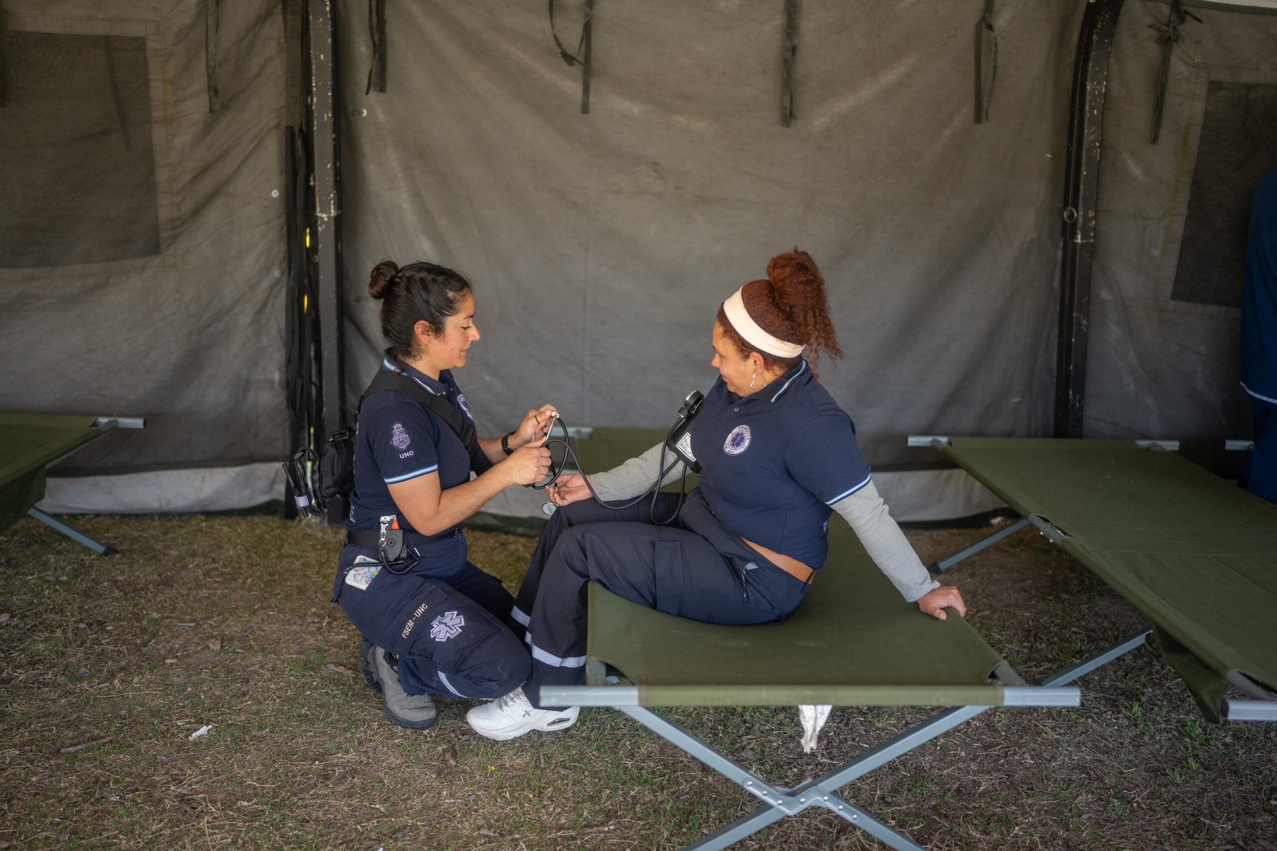 Una mujer es asistida por personal operativo.