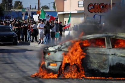 Manifestantes con banderas mexicanas encaran a elementos del sheriff de Los Ángeles en la ciudad de Compton.