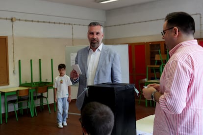 El candidato socialista Pedro Nuno Santos vota en Lisboa acompañado de su hijo.