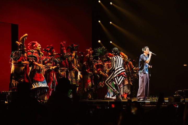 Milo J con la murga que lo acompañó en un momento del show en Movistar Arena. Foto de prensa