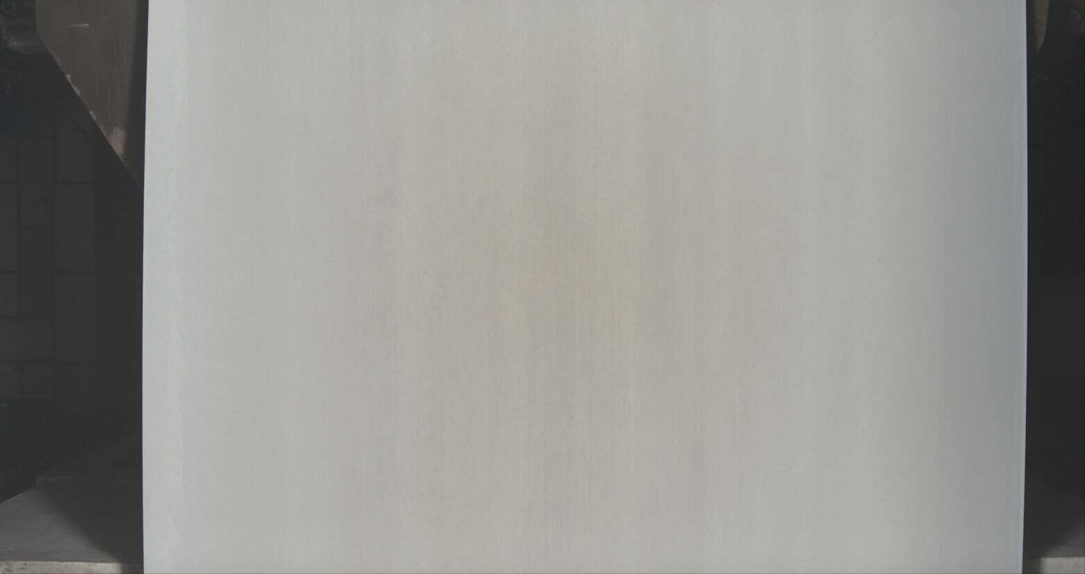 Imagen procesada tras aplicar el método de compensación de luz, que corrige las variaciones espaciales de intensidad y logra una iluminación homogénea en toda la superficie.