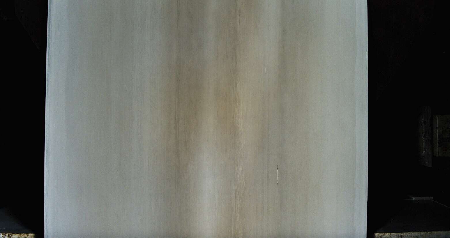 Imagen procesada mediante el método de mejora de contraste, que realza las variaciones sutiles de la superficie, permitiendo identificar con claridad marcas de rodillos, hendiduras y posibles defectos del material.