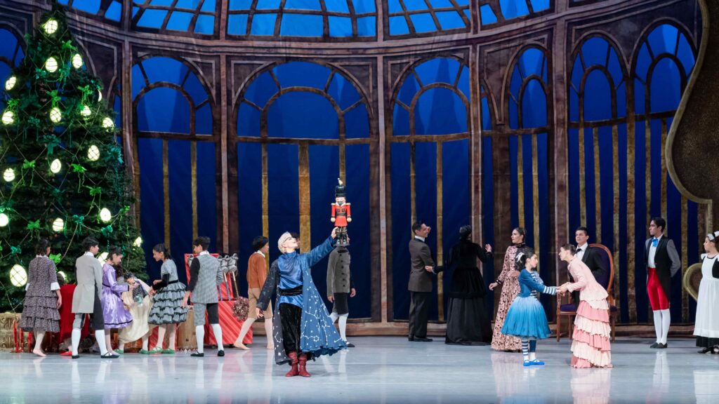 La noche comienza con la fiesta familiar donde Drosselmeyer sorprende a Clara con un cascanueces mágico. 