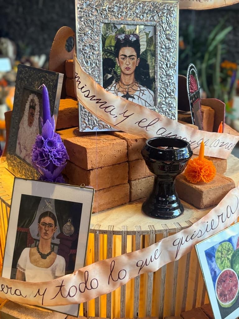 Visita la ofrenda de Día de Muertos en la Casa Azul, dedicada a Frida Kahlo | Foto: Liz Basaldúa 