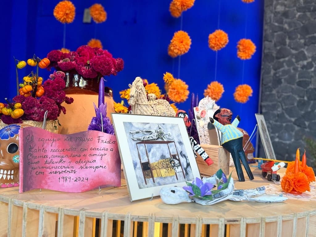 Visita la ofrenda de Día de Muertos en la Casa Azul, dedicada a Frida Kahlo | Foto: Liz Basaldúa 