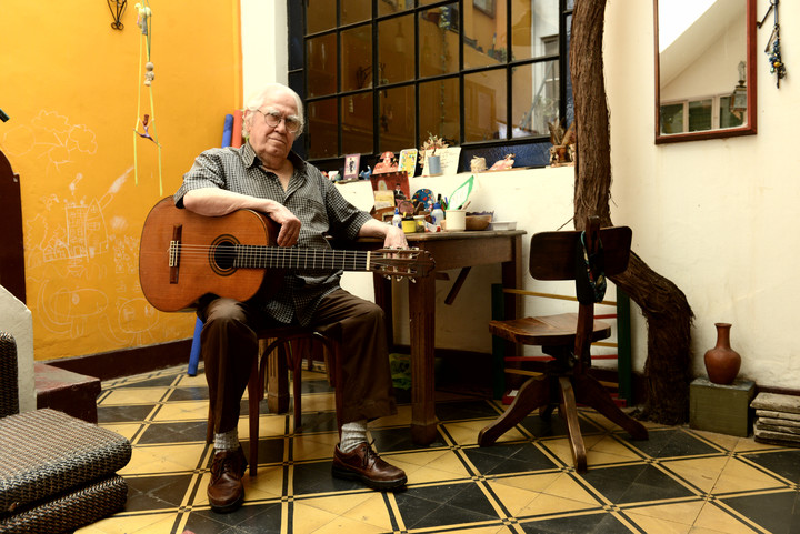 En su casa. El Tata Cedrón fue capaz de dar un recital íntimo para el cronista de Clarín. Foto: Luciano Thieberger