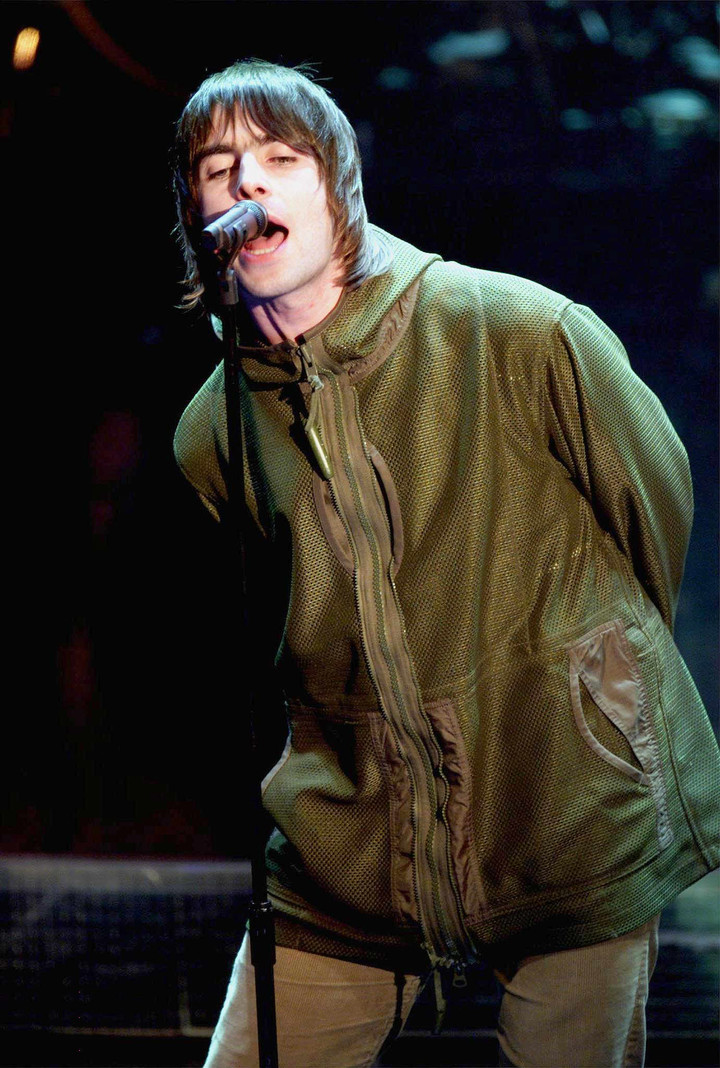 La típica pose de Liam Gallagher frente al micrófono, aquí en el festival de San Remo del 2000. Foto: AFP