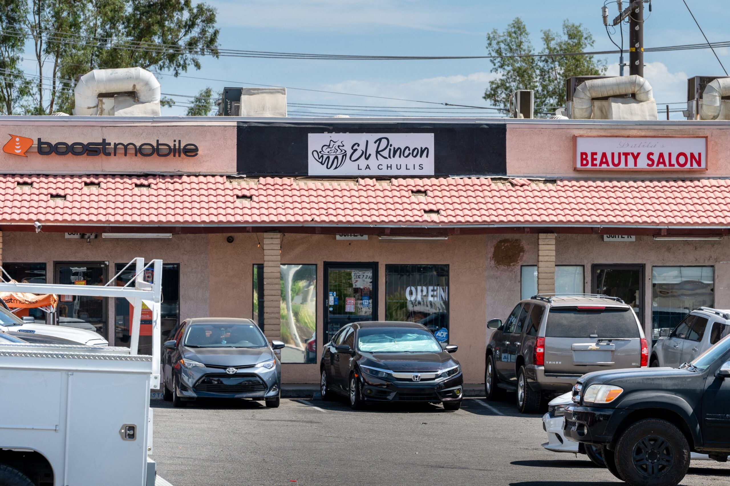 Local comercial propiedad de un familiar de Rubén Oseguera Cervantes 'El Mencho', en Perris, California