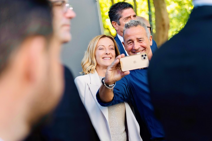 Una selfie. Un espectador se saca una foto con Giorgia Meloni a la entrada del Teatro Coliseo.