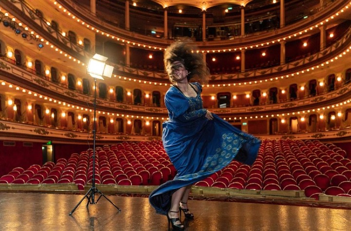 Micaela Fariña en la obra que coescribió con el director, Gonzalo Quintana.
