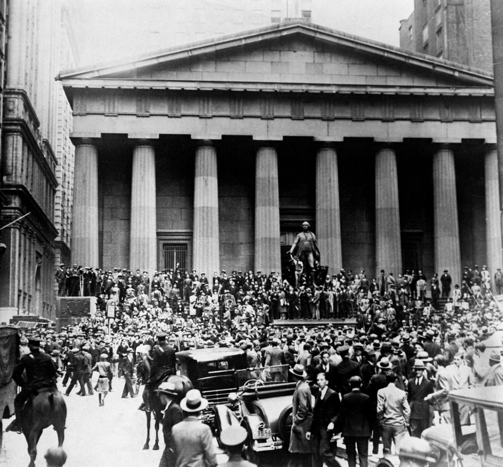 Gente frente a la Bolsa de Nueva York el Jueves Negro