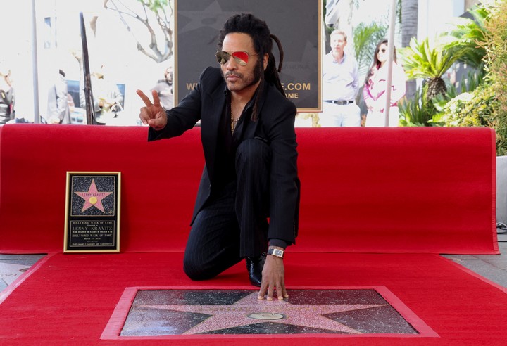 Lenny Kravitz con su estrella en el Hollywood Walk of Fame, en Los Angeles, marzo de este año. Foto: Reuters