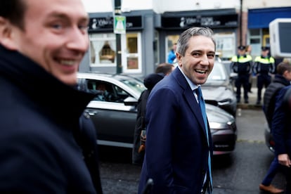 El primer ministro de Irlanda, Simon Harris, este jueves por las calles de Dublín.