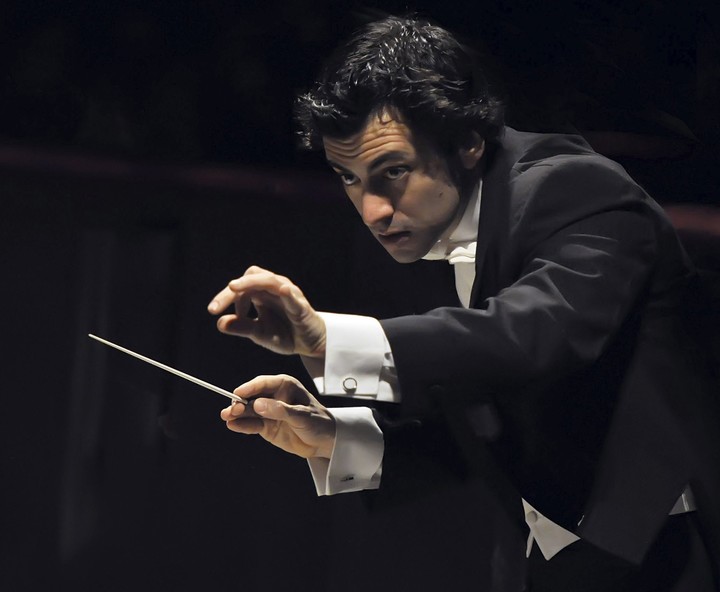El maestro Alejo Pérez es el flamente diredctor de la Orquesta Estable del Teatro Colón. Foto: EFE/Paula Pérez de Eulate