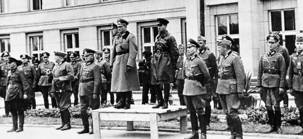 Heinz Guderian y Semión Krivoshein presiden un desfile tras la conquista de Brest