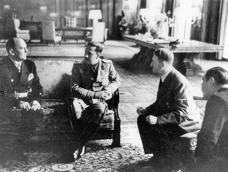 Hitler, Kurusu y Ciano tras firmar el Pacto Tripartito