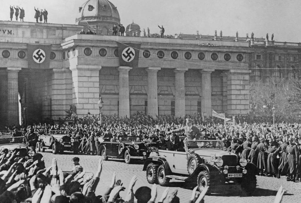 Hitler aclamado en Viena tras la Anschluss