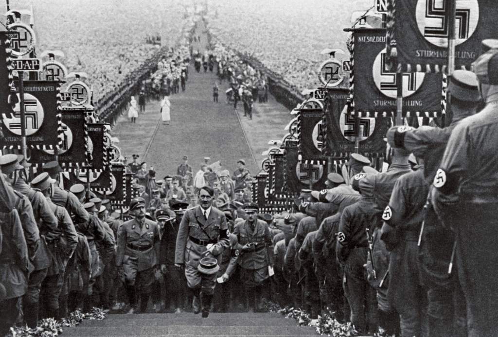 Hitler durante un acto multitudinario en Bückeburg