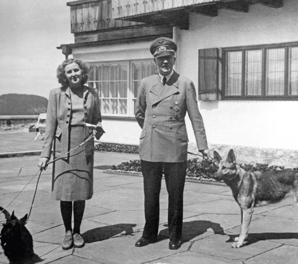 Hitler posa con Eva Braun y sus perros en Berghof