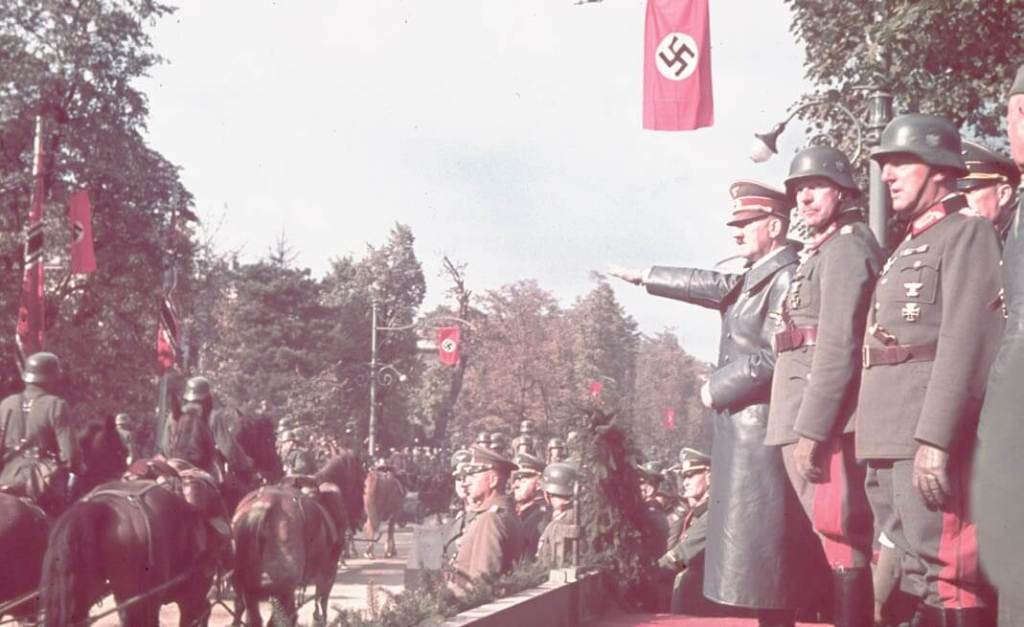 Hitler preside el desfile de la victoria en Varsovia el 5 de octubre de 1939