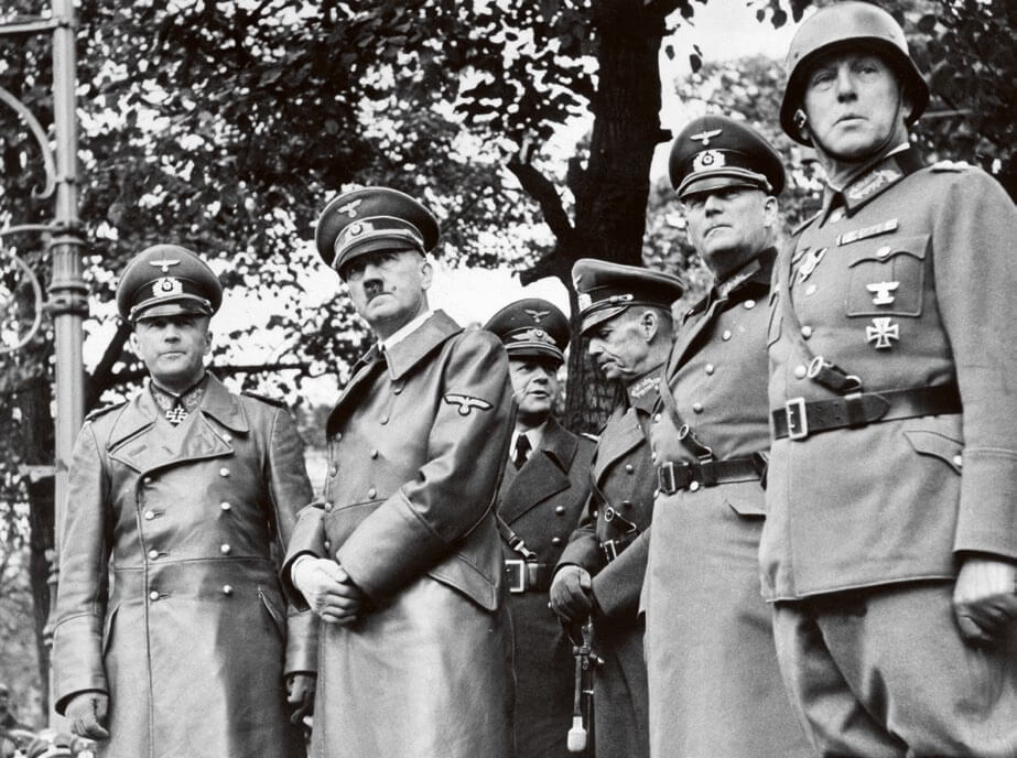 Hitler y sus hombres en el desfile de la victoria en Varsovia