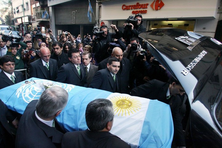 Decenas de personas acompañan el cortejo fúnebre con los restos del cantautor argentino Facundo Cabral. Sus restos fueron velados en el teatro ND/Ateneo. Foto: EFE